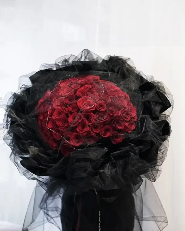52-99 CHIFFON RED ROSE BOUQUET black wrapping